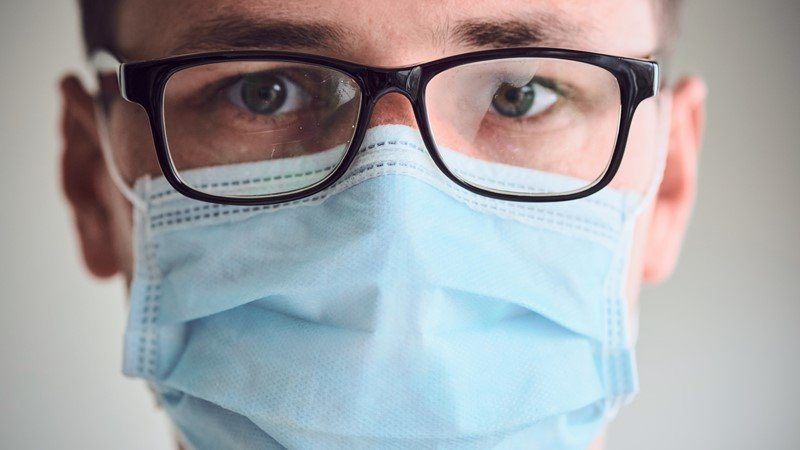 Как носить медицинскую маску, чтобы не запотевали очки