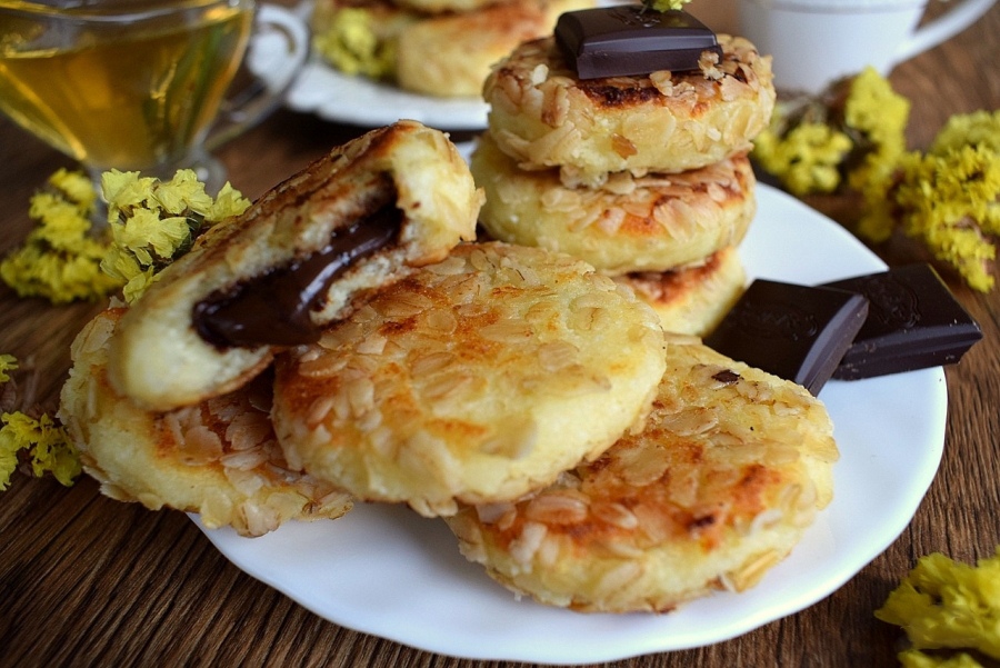 Запеченные сырники. Сырники с черносливом. Сырники с шоколадной начинкой в панировке из овсяных хлопьев. Сырники с беконом. Сырники с овсянкой.