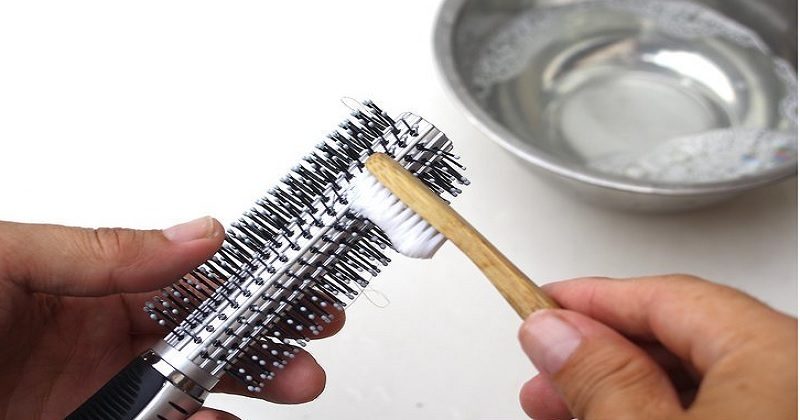 Как помыть расческу и массажку для волос