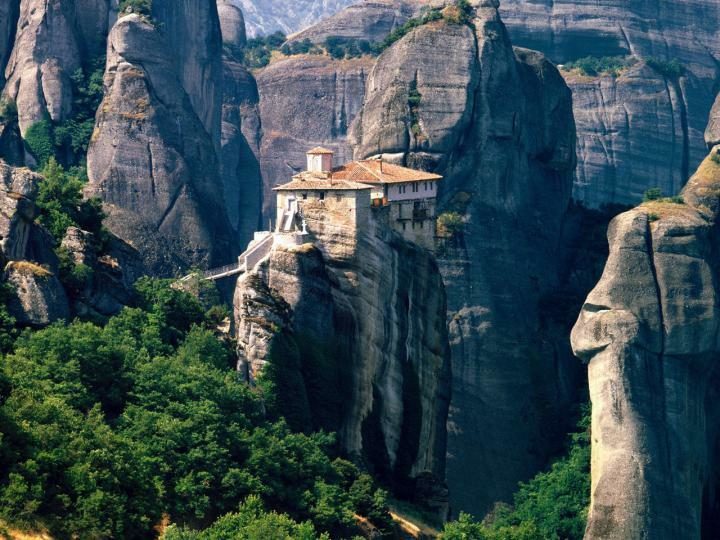 «Парящие монастыри» — зачем монахи строили храмовые комплексы на вершинах скал
