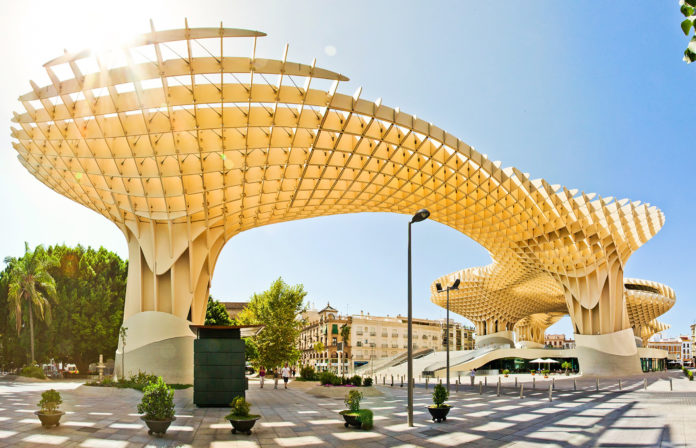 Где находится самая большая деревянная постройка в мире?