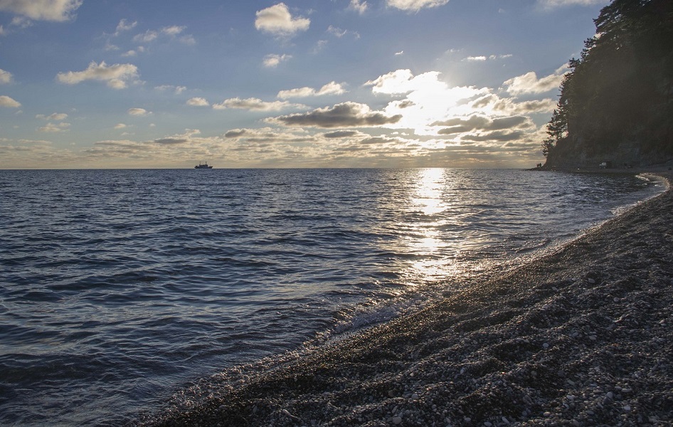 Попадает в черное море. Негостеприимное море черное море. Лермонтова Колос черное море. Май на черном море. Чье черное море.