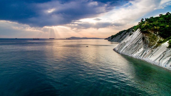 За что Черное море назвали черным