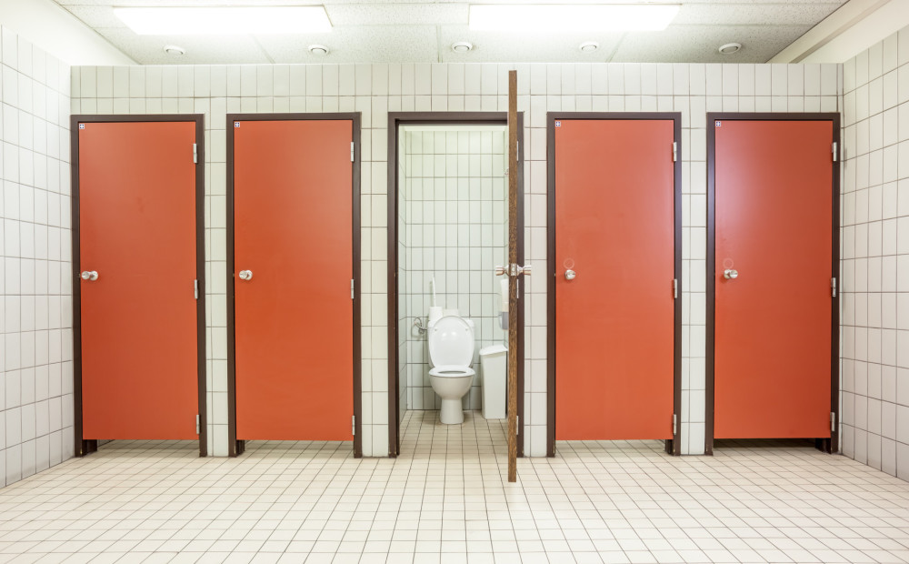 Почему в общественных туалетах дверцы не достают до пола