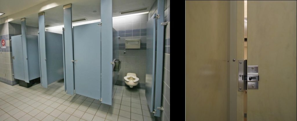 Почему в общественных туалетах дверцы не достают до пола