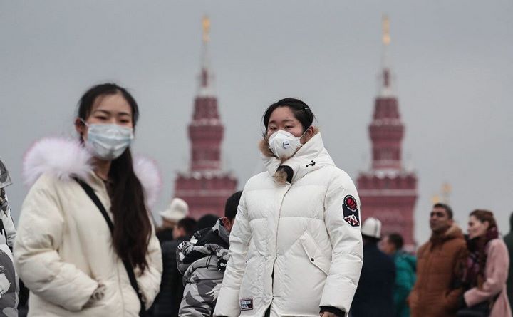 Европу снова лихорадит: новый штамм коронавируса отменяет новогодние планы.
