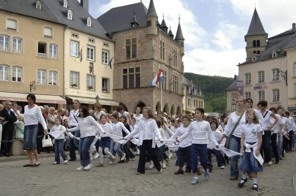 Где в первый класс идут в 18 лет, а в старости арендуют замок: 5 фактов о Люксембурге