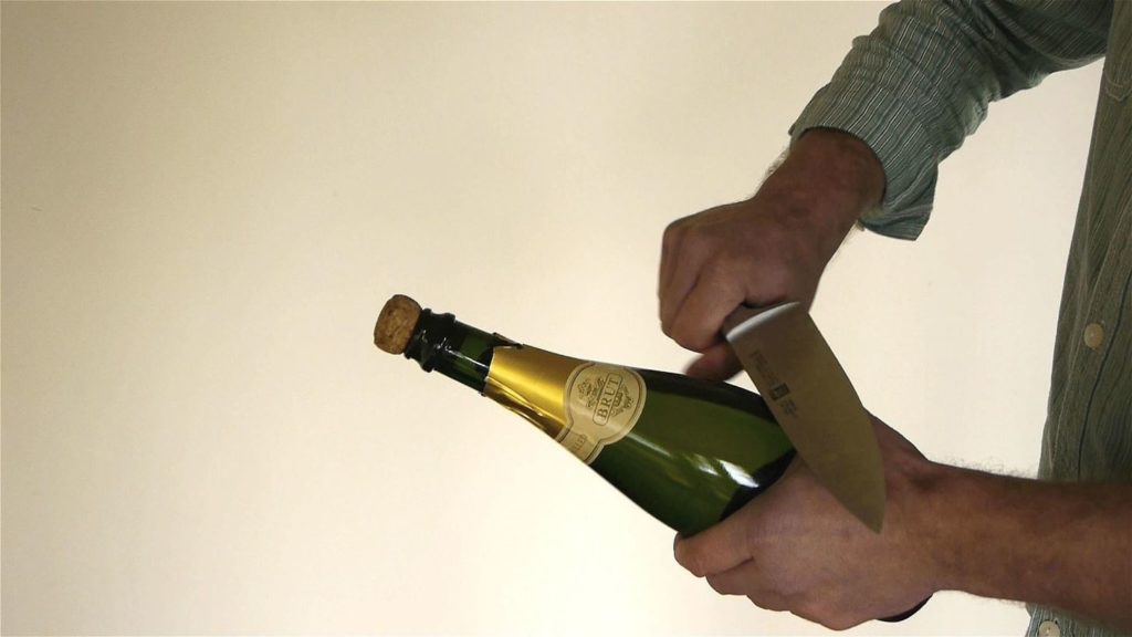 Как легко и просто открыть бутылку шампанского