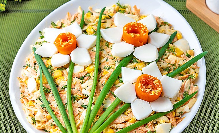 Салат с морковью, кукурузой и сыром «Цветы»
