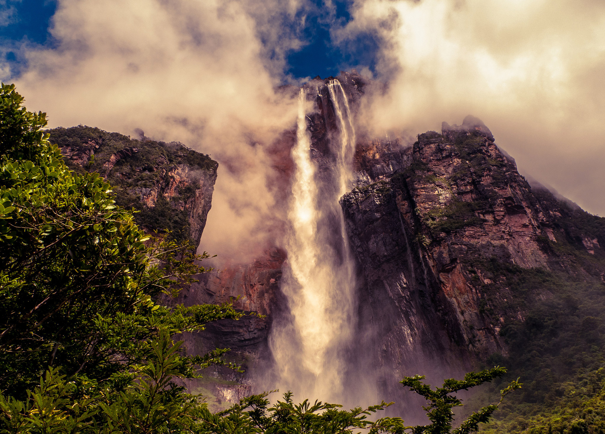 Какой водопад самый высокий. Водопад Анхель Венесуэла. Боливар Венесуэла водопад. Водопад сальто Анхель Венесуэла. Самый высокий водопад в мире Анхель.