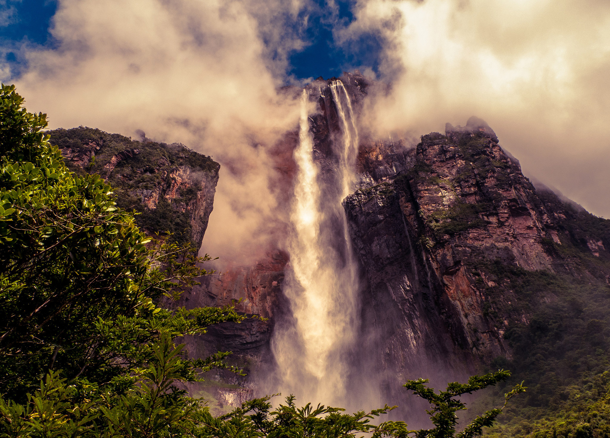 Angel falls. Водопад Анхель Венесуэла. Боливар Венесуэла водопад. Водопад сальто Анхель Венесуэла. Самый высокий водопад в мире Анхель.