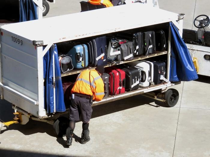 Как ваш чемодан попадает в самолет: проследим его путь?