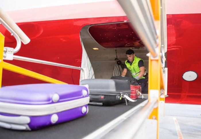 Как ваш чемодан попадает в самолет: проследим его путь?