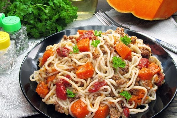 Спагетти с мясным фаршем, тыквой и помидорами в собственном соку