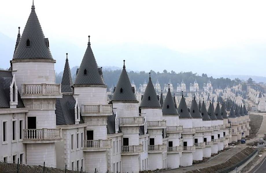 Тайна города, который состоит из 732 замков в стиле Диснейленда