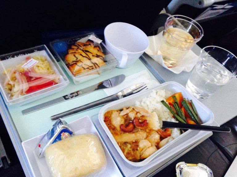 Какие напитки и еду не стоит употреблять на борту самолета