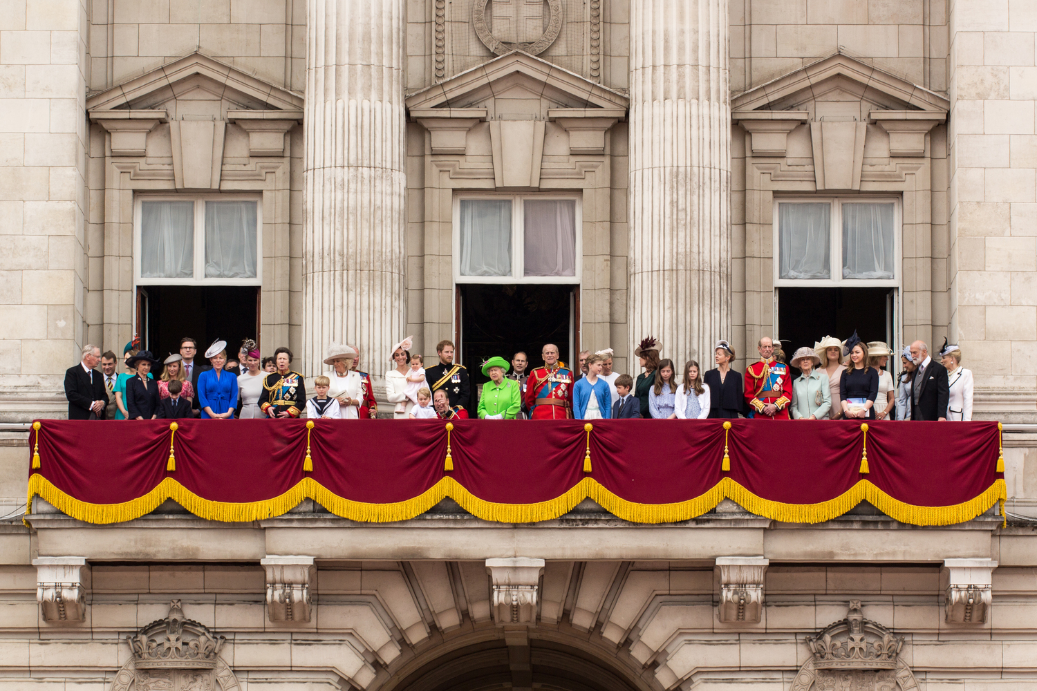 В дни коронационных торжеств оглашается новый. Королевская семья на балконе Букингемского дворца. Балкон Букингемского дворца. Букингемский дворец Королева на балконе. Букингемский дворец Лондон балкон свадьба.