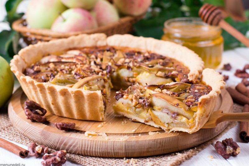 Яблочный пирог с медом, лимоном и орехами