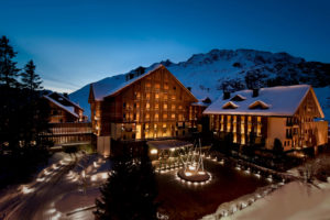 Катаклизмы природы: Тающий ледник в швейцарских Альпах стал причиной закрытия старинного отеля