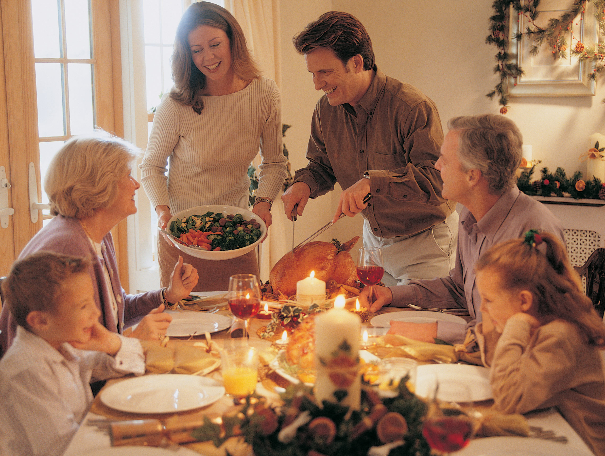 Год семьи семейные праздники. Семья за столом. Семья за праздничным столом. Семья за ужином. Ужин в семейном кругу.