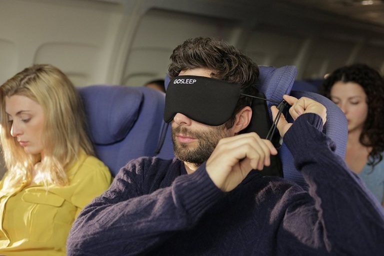 4 совета, как быстро уснуть в самолёте