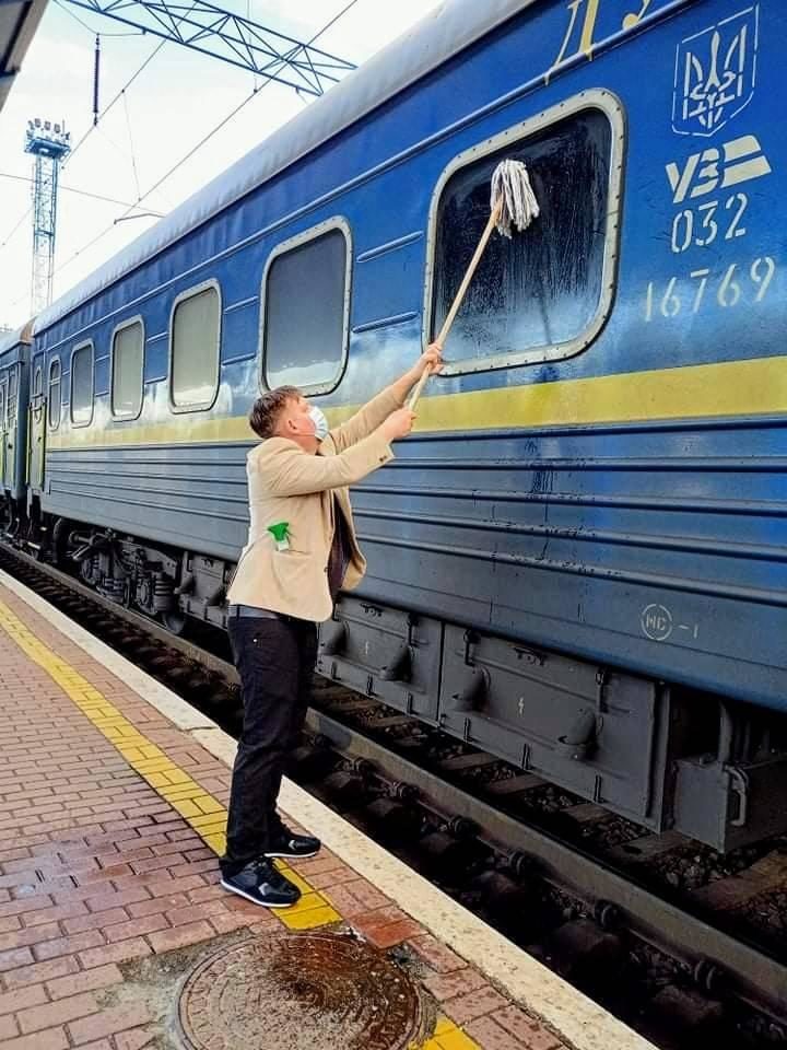 Датчанин не выдержал и помыл грязный украинский поезд